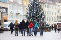 Rijeka: Građani na Korzu u šetnji prije nego temperature padnu ispod nule
