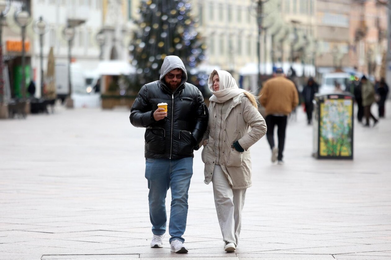 Rijeka: Građani na Korzu u šetnji prije nego temperature padnu ispod nule