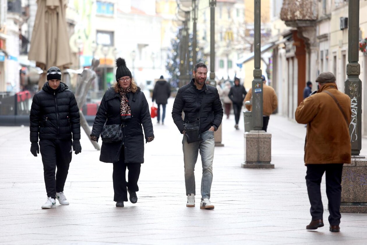 Rijeka: Građani na Korzu u šetnji prije nego temperature padnu ispod nule