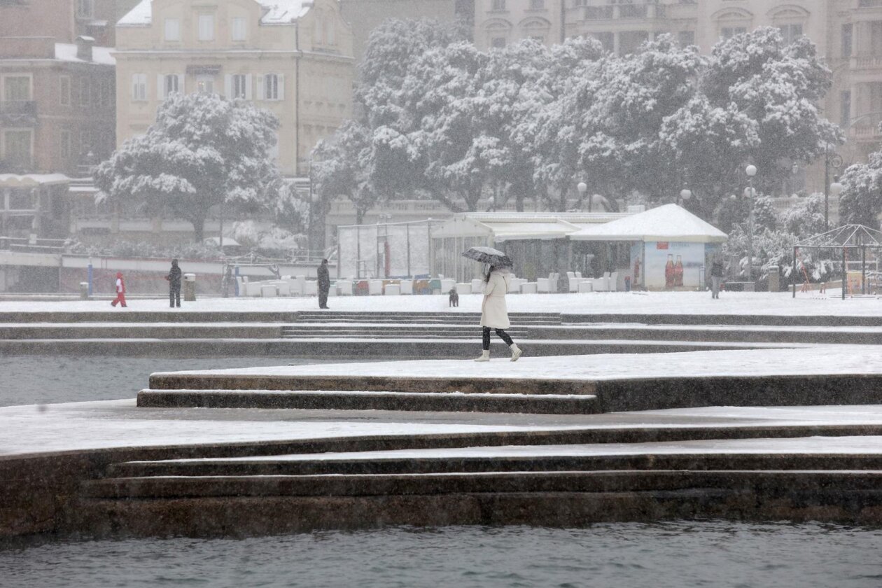 Opatija i okolica prekriveni su snijegom koji pada od jutarnjih sati