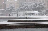 Opatija i okolica prekriveni su snijegom koji pada od jutarnjih sati