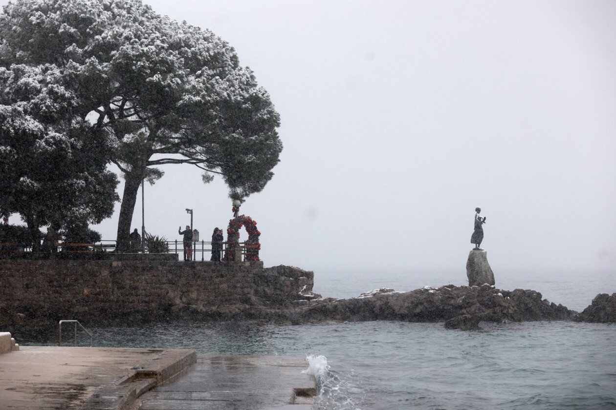 Opatija i okolica prekriveni su snijegom koji pada od jutarnjih sati