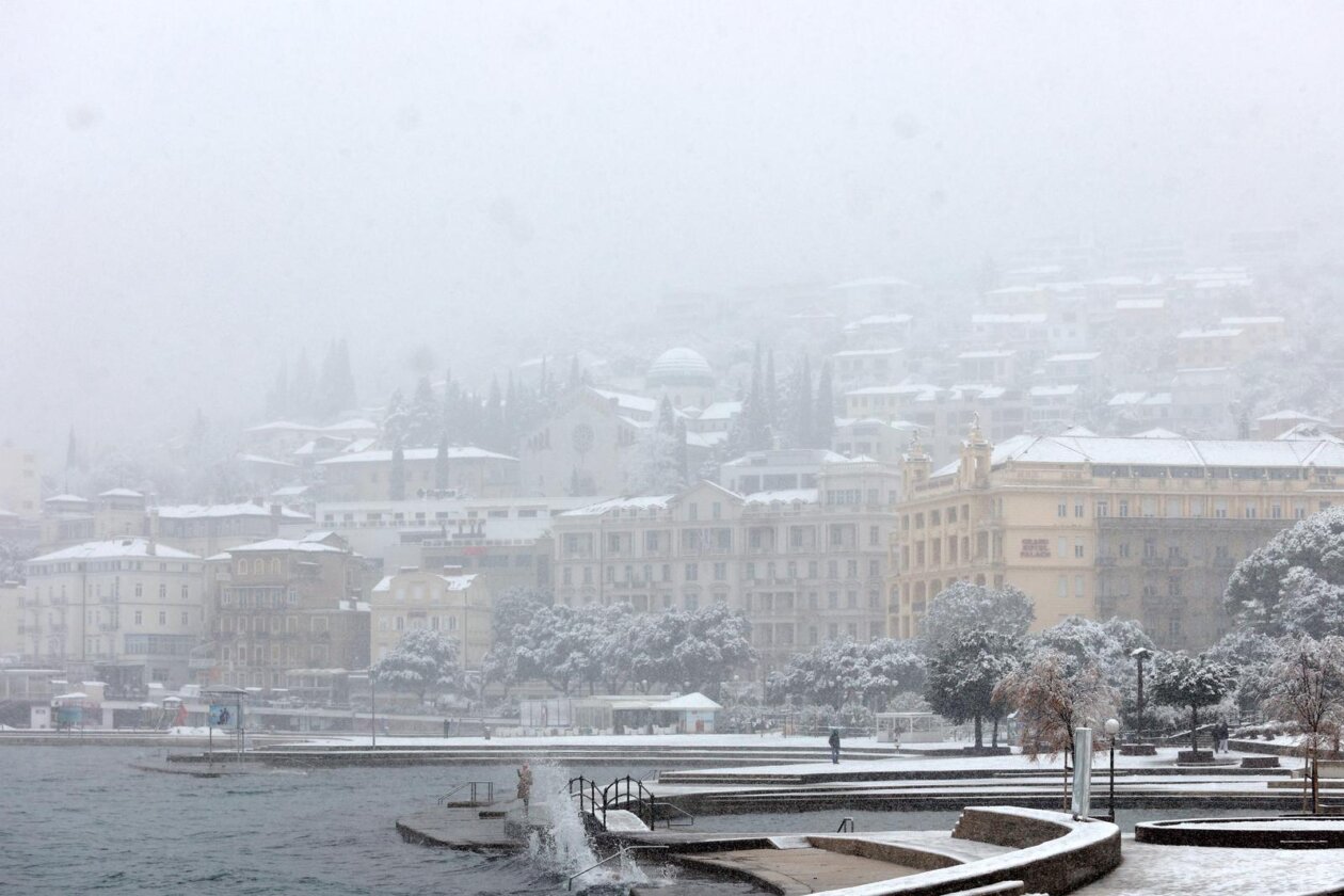 Opatija i okolica prekriveni su snijegom koji pada od jutarnjih sati