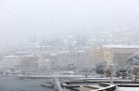 Opatija i okolica prekriveni su snijegom koji pada od jutarnjih sati