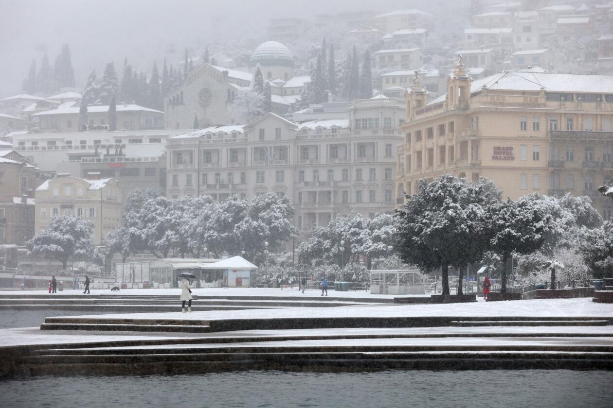 Opatija i okolica prekriveni su snijegom koji pada od jutarnjih sati