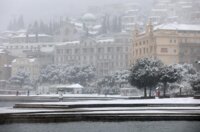 Opatija i okolica prekriveni su snijegom koji pada od jutarnjih sati