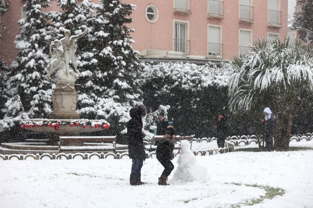 Opatija i okolica prekriveni su snijegom koji pada od jutarnjih sati