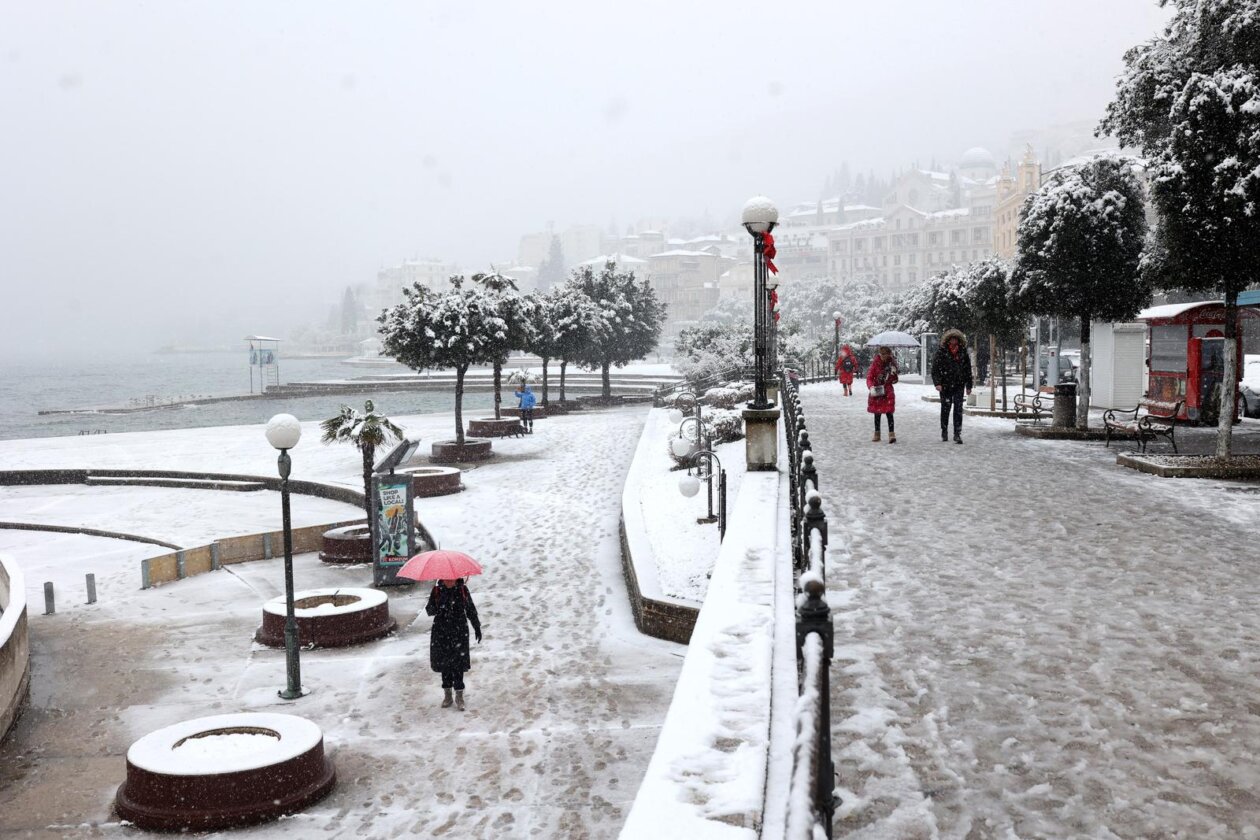 Opatija i okolica prekriveni su snijegom koji pada od jutarnjih sati