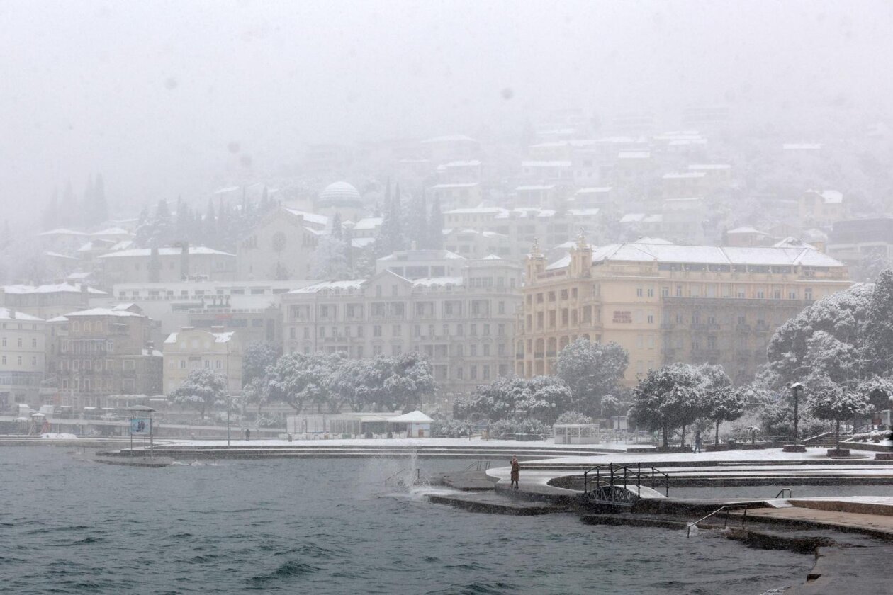 Opatija i okolica prekriveni su snijegom koji pada od jutarnjih sati