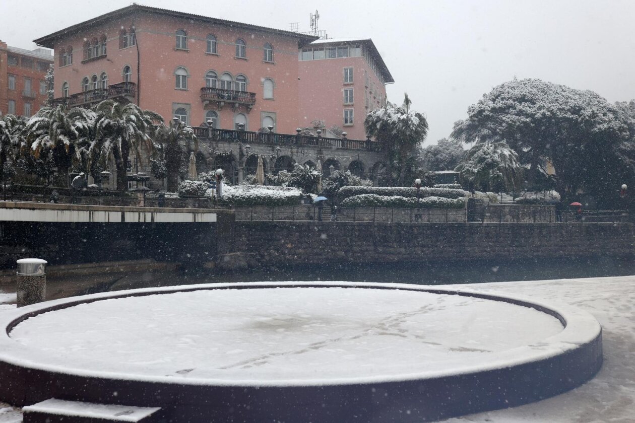 Opatija i okolica prekriveni su snijegom koji pada od jutarnjih sati