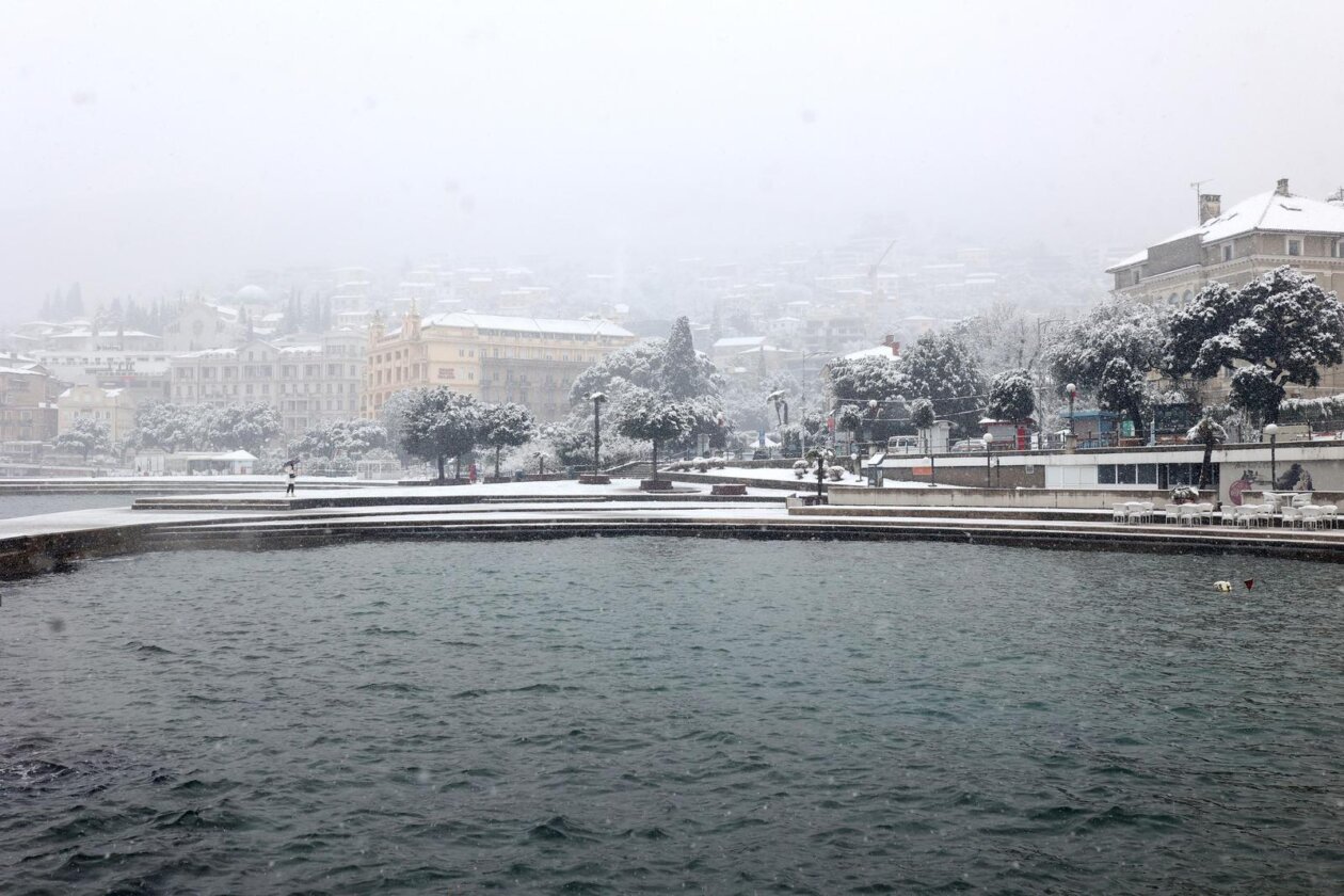 Opatija i okolica prekriveni su snijegom koji pada od jutarnjih sati