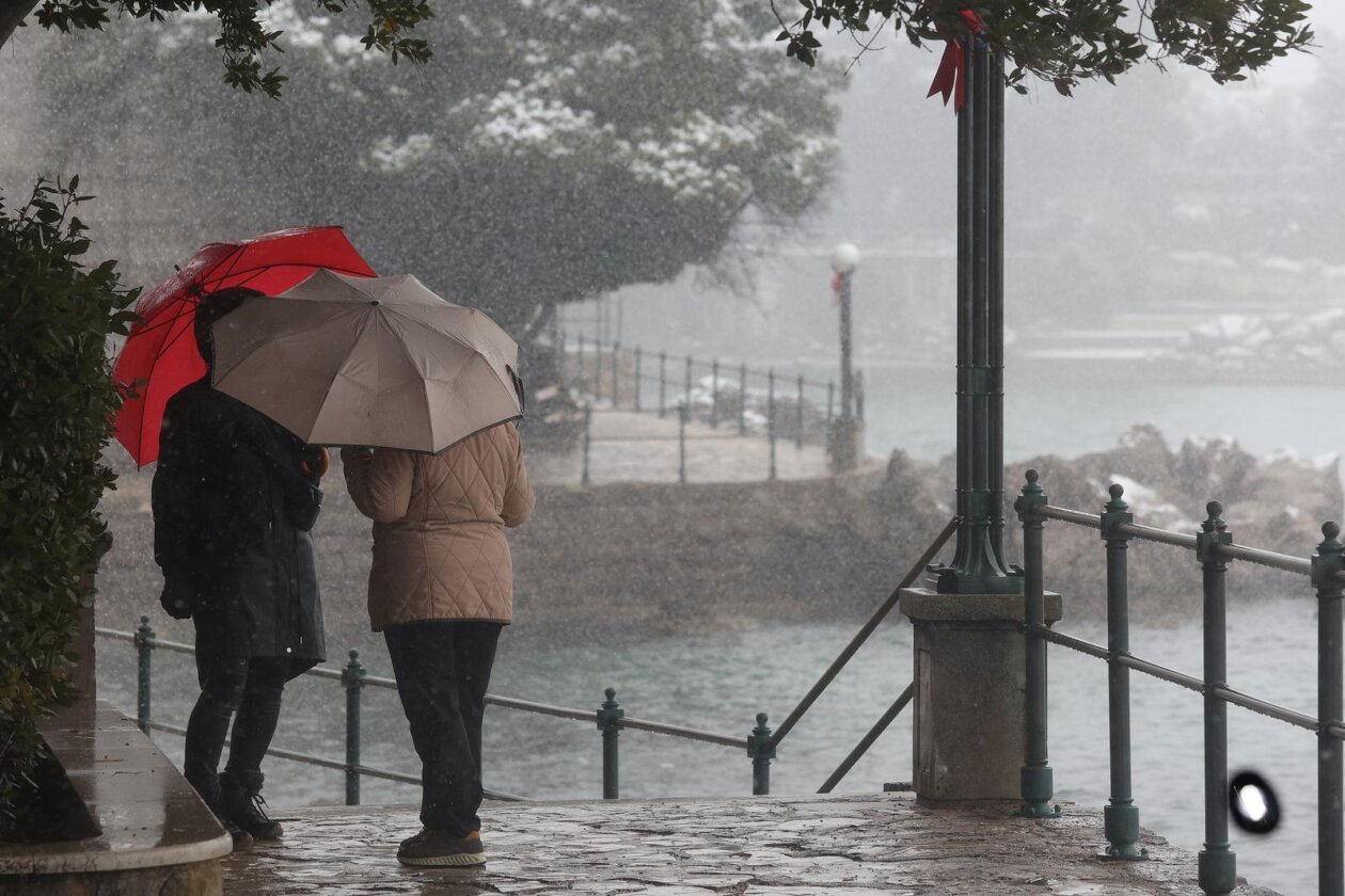 Opatija i okolica prekriveni su snijegom koji pada od jutarnjih sati