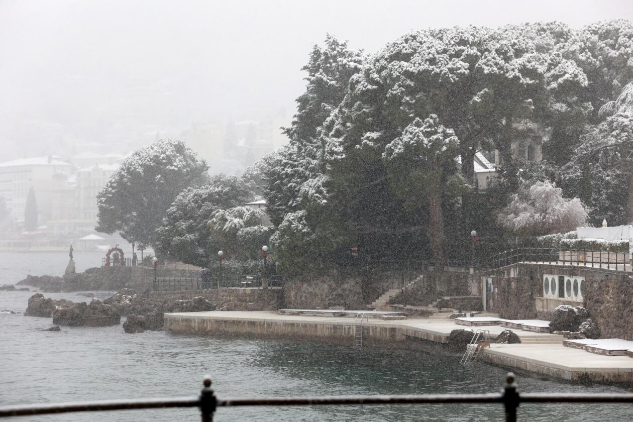 Opatija i okolica prekriveni su snijegom koji pada od jutarnjih sati