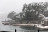 Opatija i okolica prekriveni su snijegom koji pada od jutarnjih sati