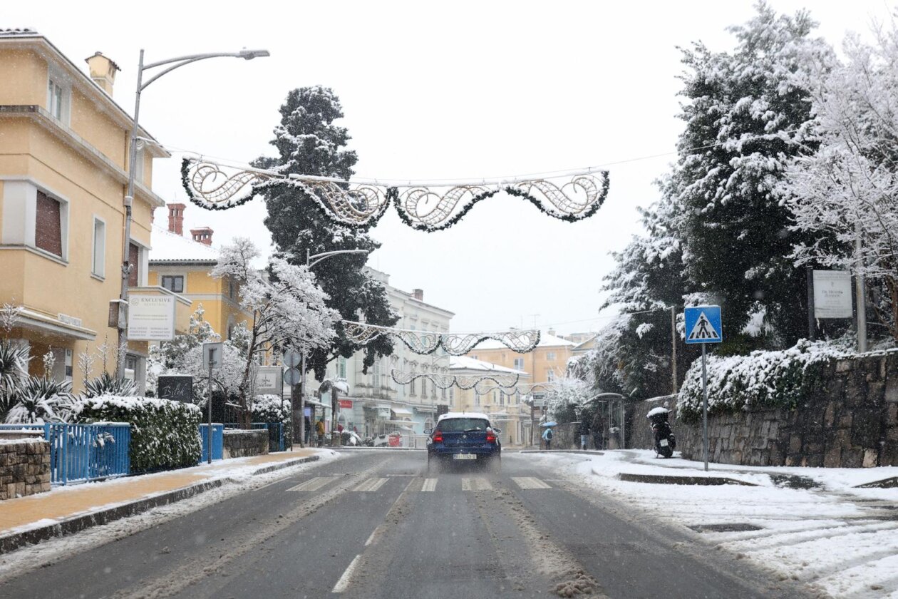 Opatija i okolica prekriveni su snijegom koji pada od jutarnjih sati