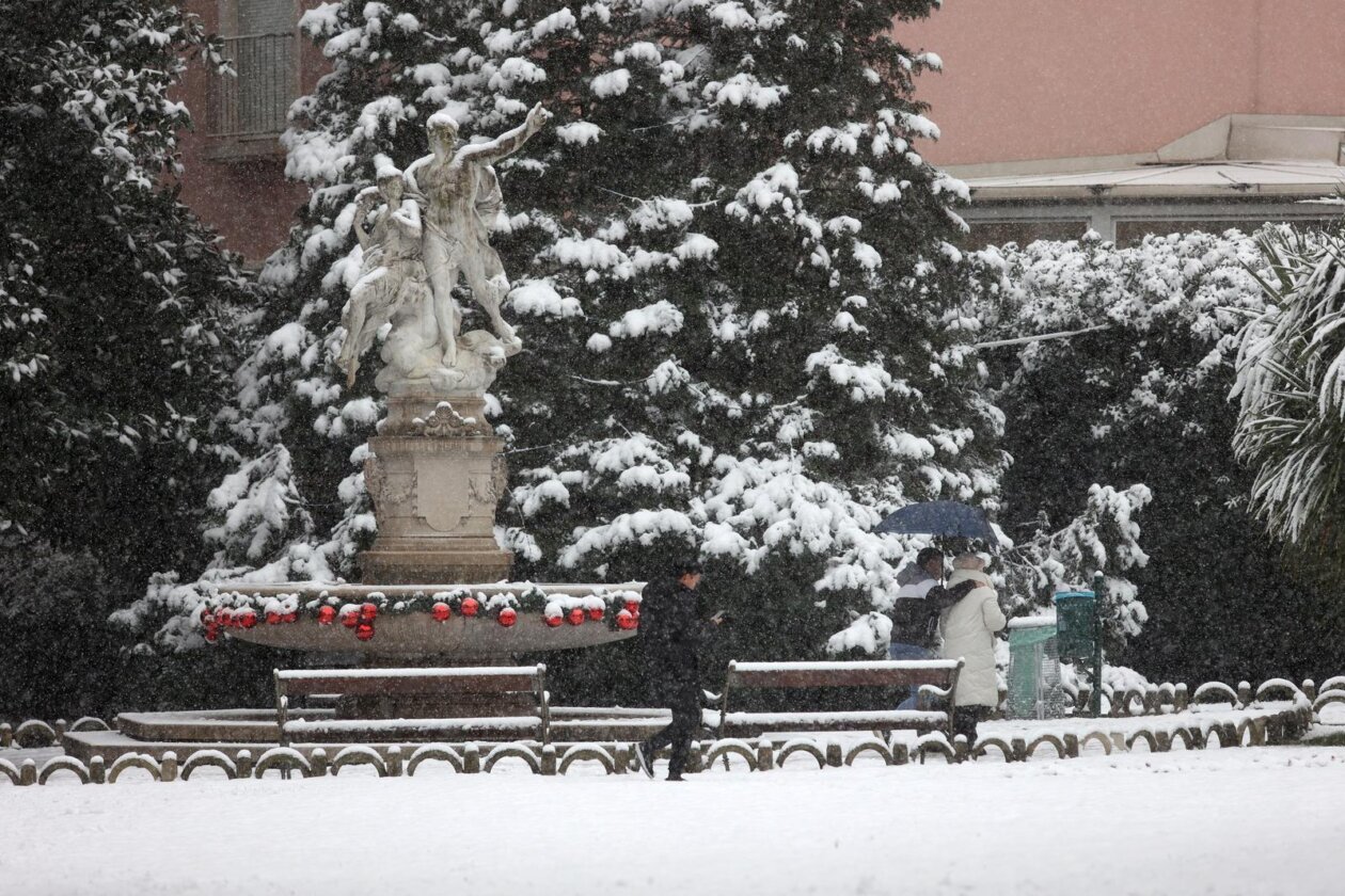 Opatija i okolica prekriveni su snijegom koji pada od jutarnjih sati