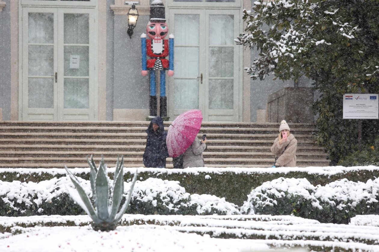 Opatija i okolica prekriveni su snijegom koji pada od jutarnjih sati