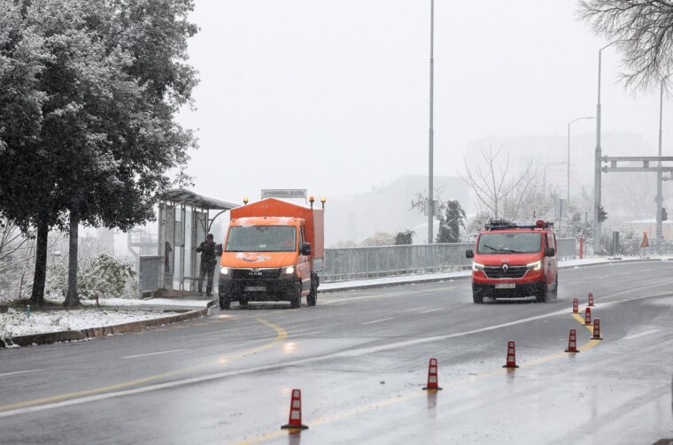 Opatija i okolica prekriveni su snijegom koji pada od jutarnjih sati