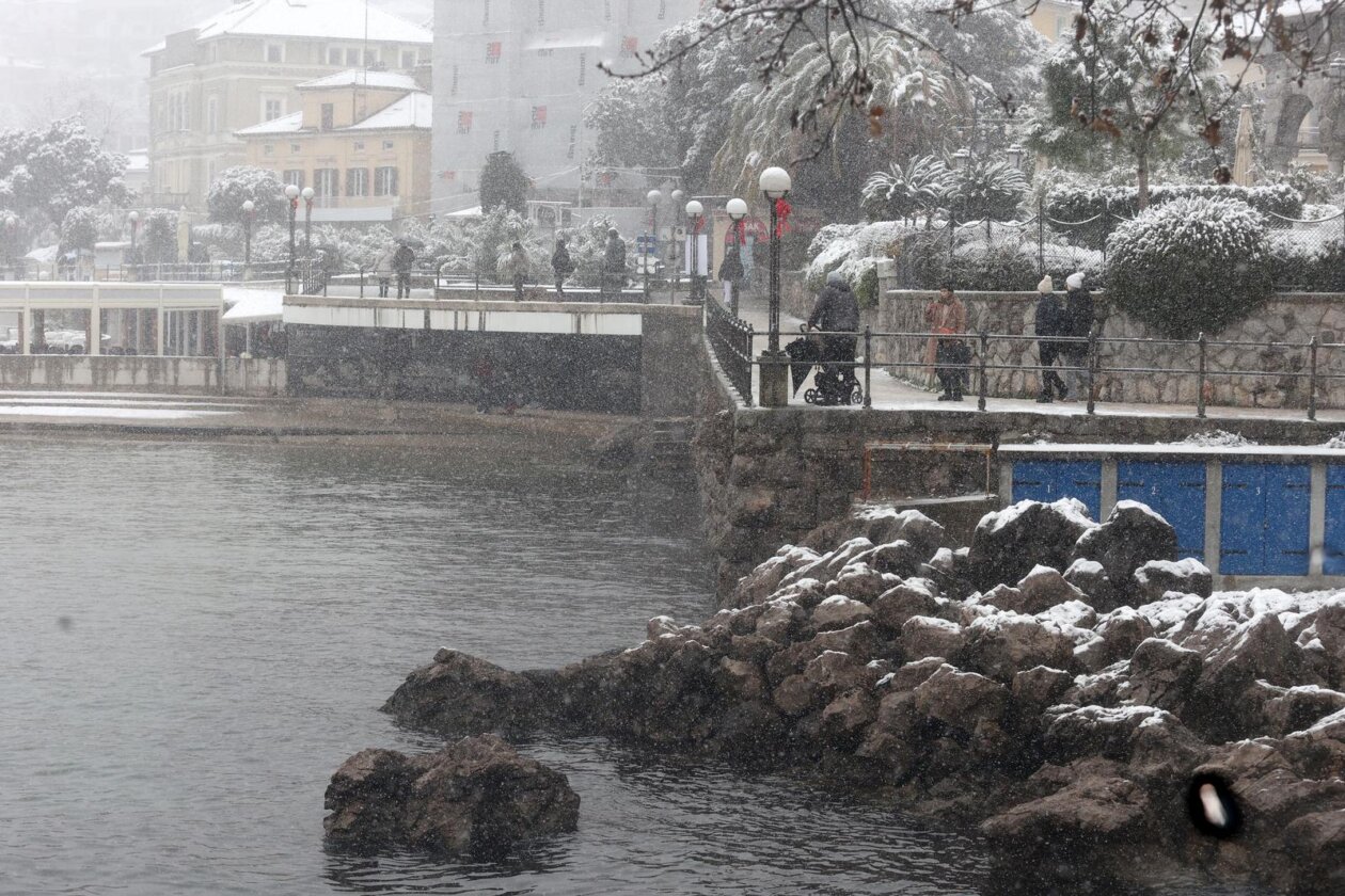 Opatija i okolica prekriveni su snijegom koji pada od jutarnjih sati