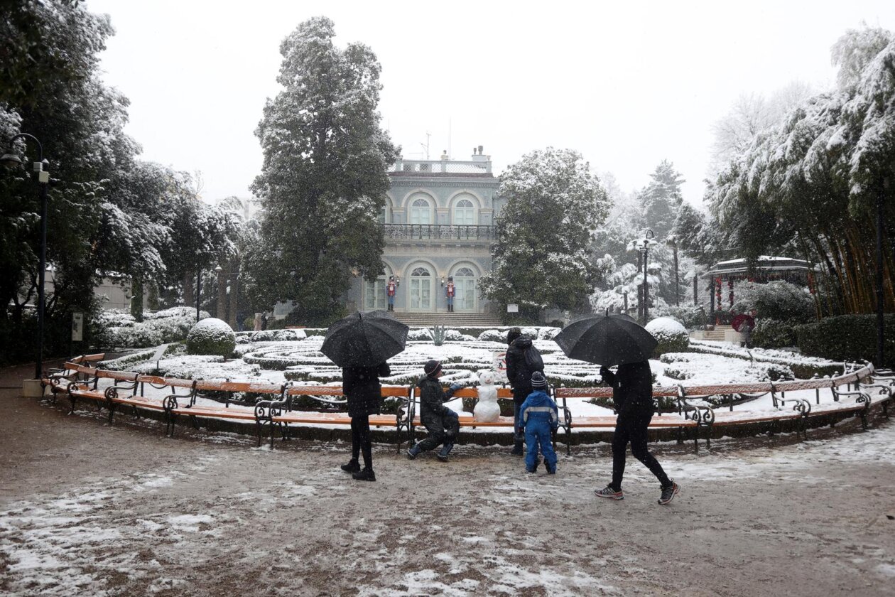 Opatija i okolica prekriveni su snijegom koji pada od jutarnjih sati
