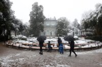 Opatija i okolica prekriveni su snijegom koji pada od jutarnjih sati