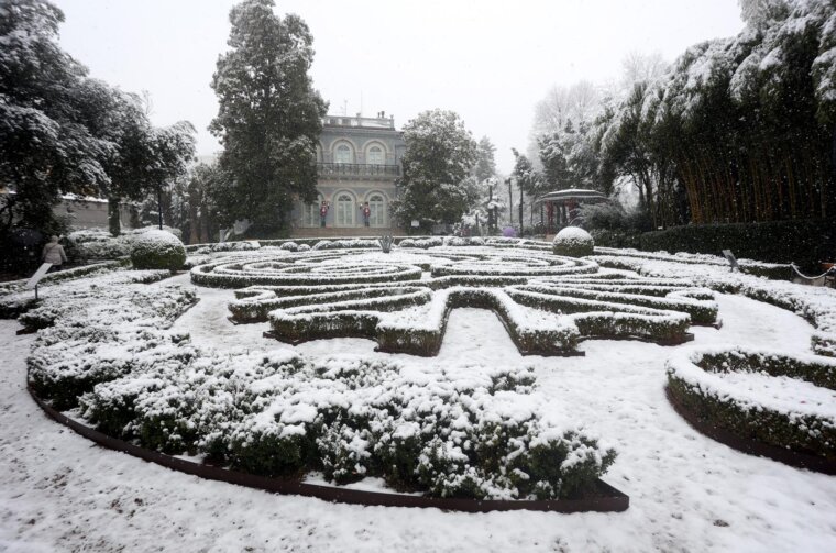 Opatija i okolica prekriveni su snijegom koji pada od jutarnjih sati