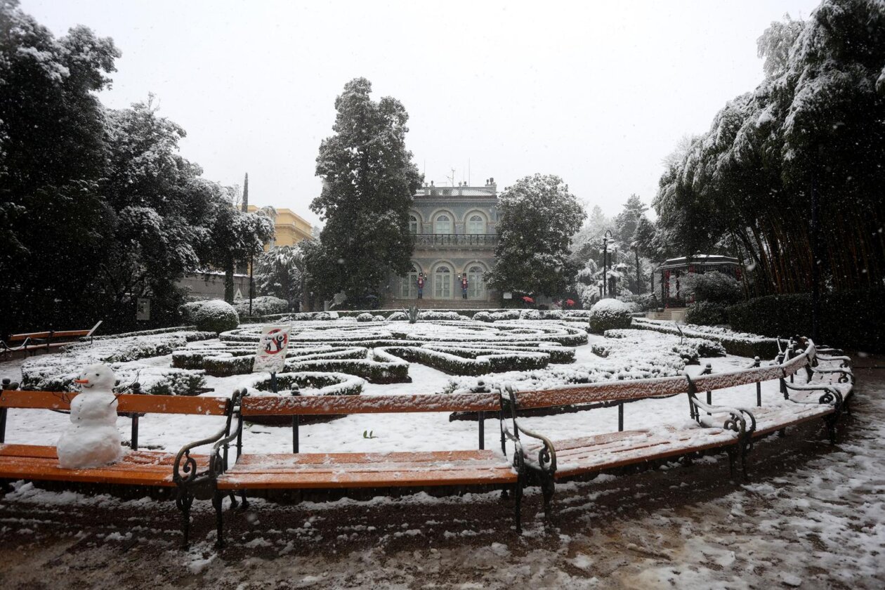 Opatija i okolica prekriveni su snijegom koji pada od jutarnjih sati