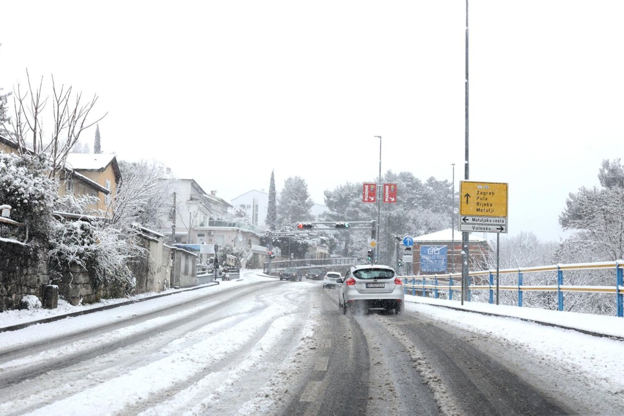 Opatija i okolica prekriveni su snijegom koji pada od jutarnjih sati