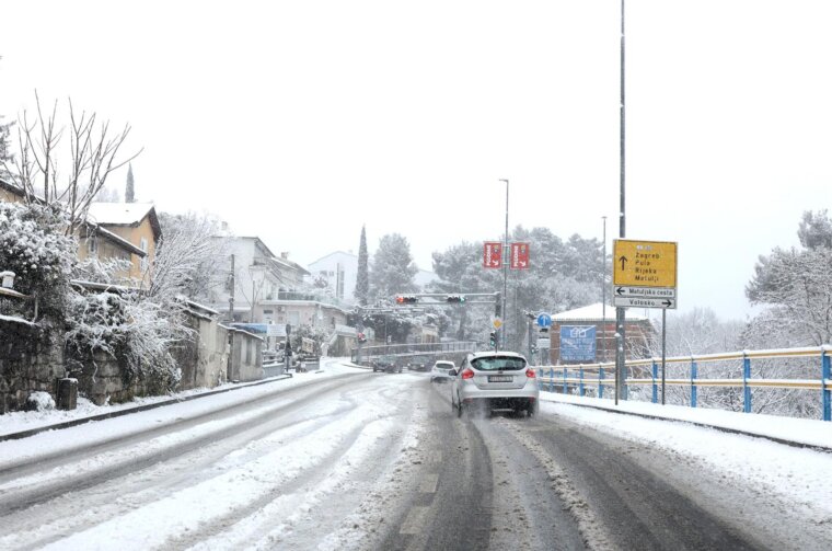 Opatija i okolica prekriveni su snijegom koji pada od jutarnjih sati