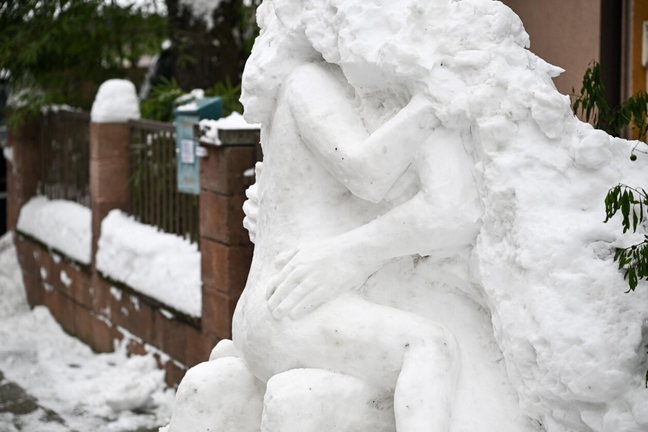 Zagreb:  Erotska skulptura od snijega