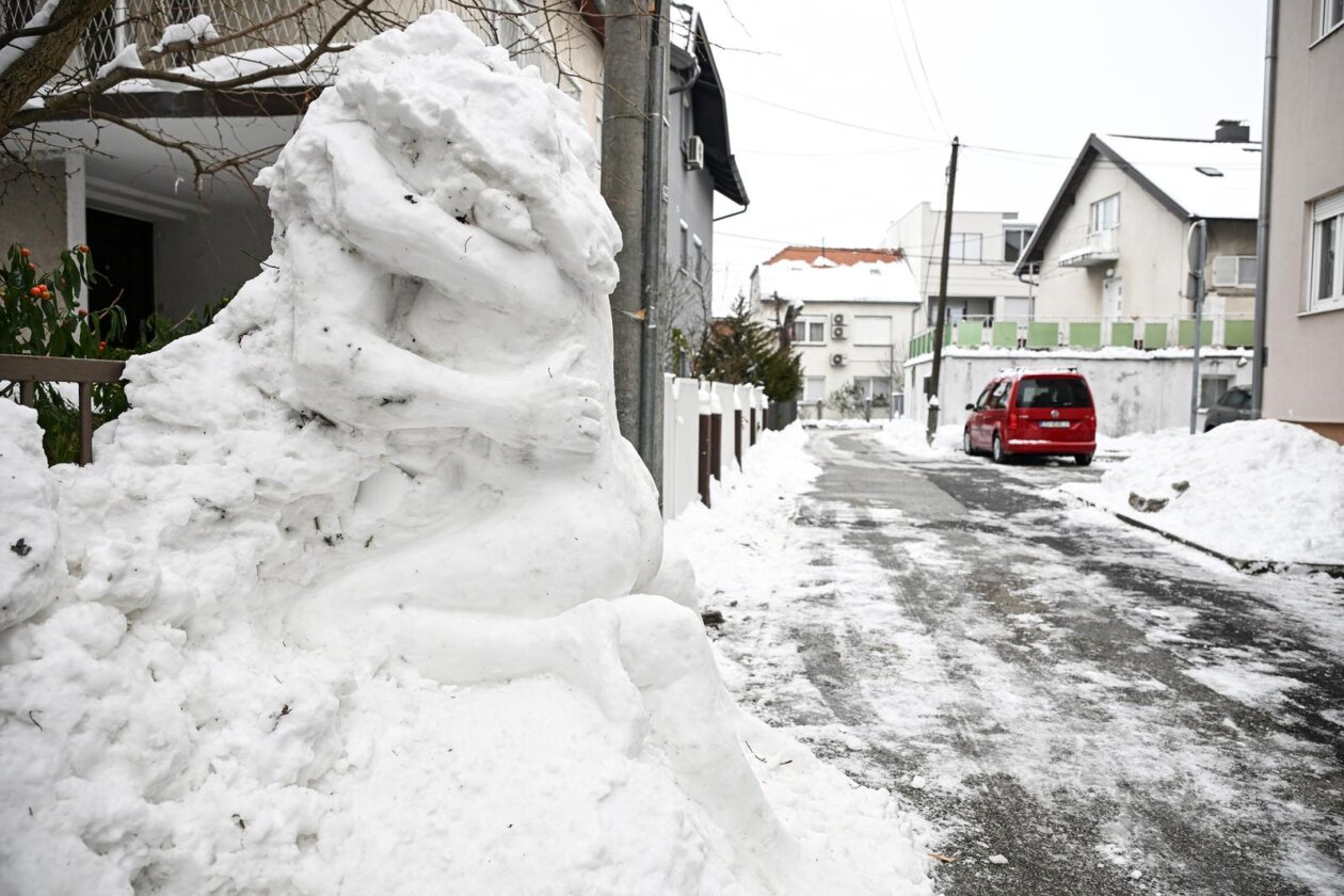 Zagreb:  Erotska skulptura od snijega
