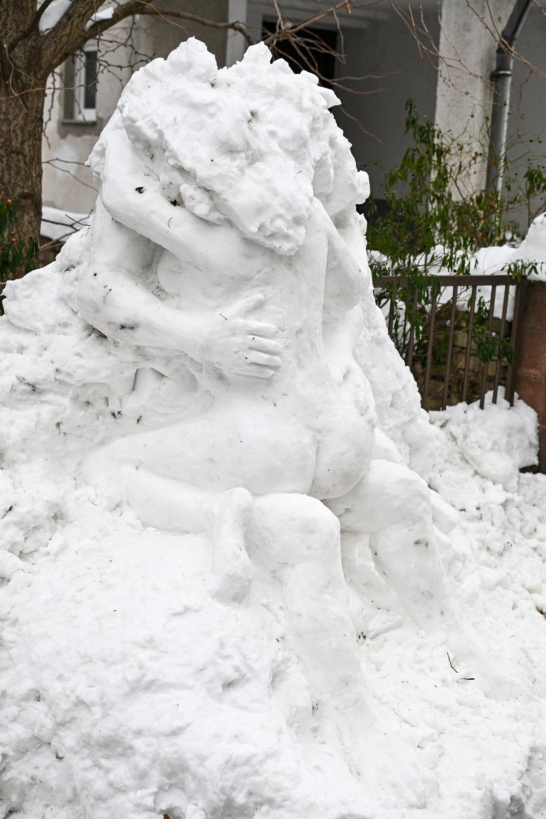 Zagreb:  Erotska skulptura od snijega