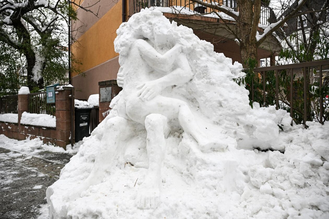 Zagreb:  Erotska skulptura od snijega