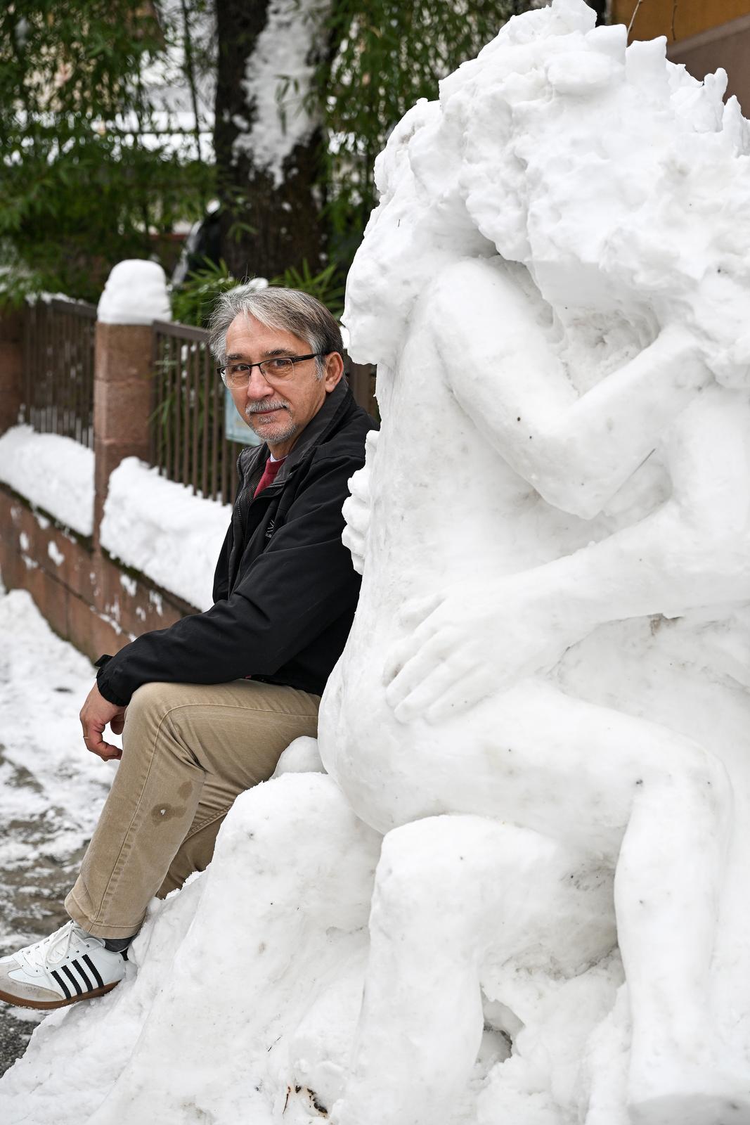 Zagreb:  Erotska skulptura od snijega