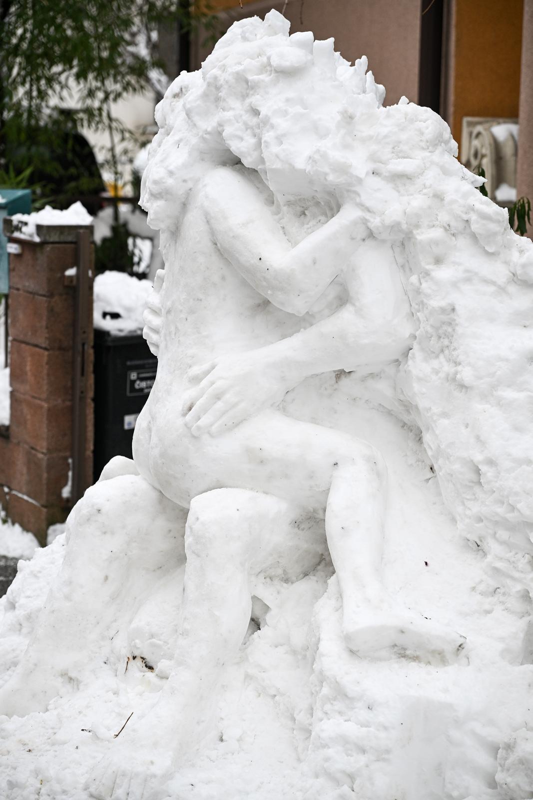 Zagreb:  Erotska skulptura od snijega