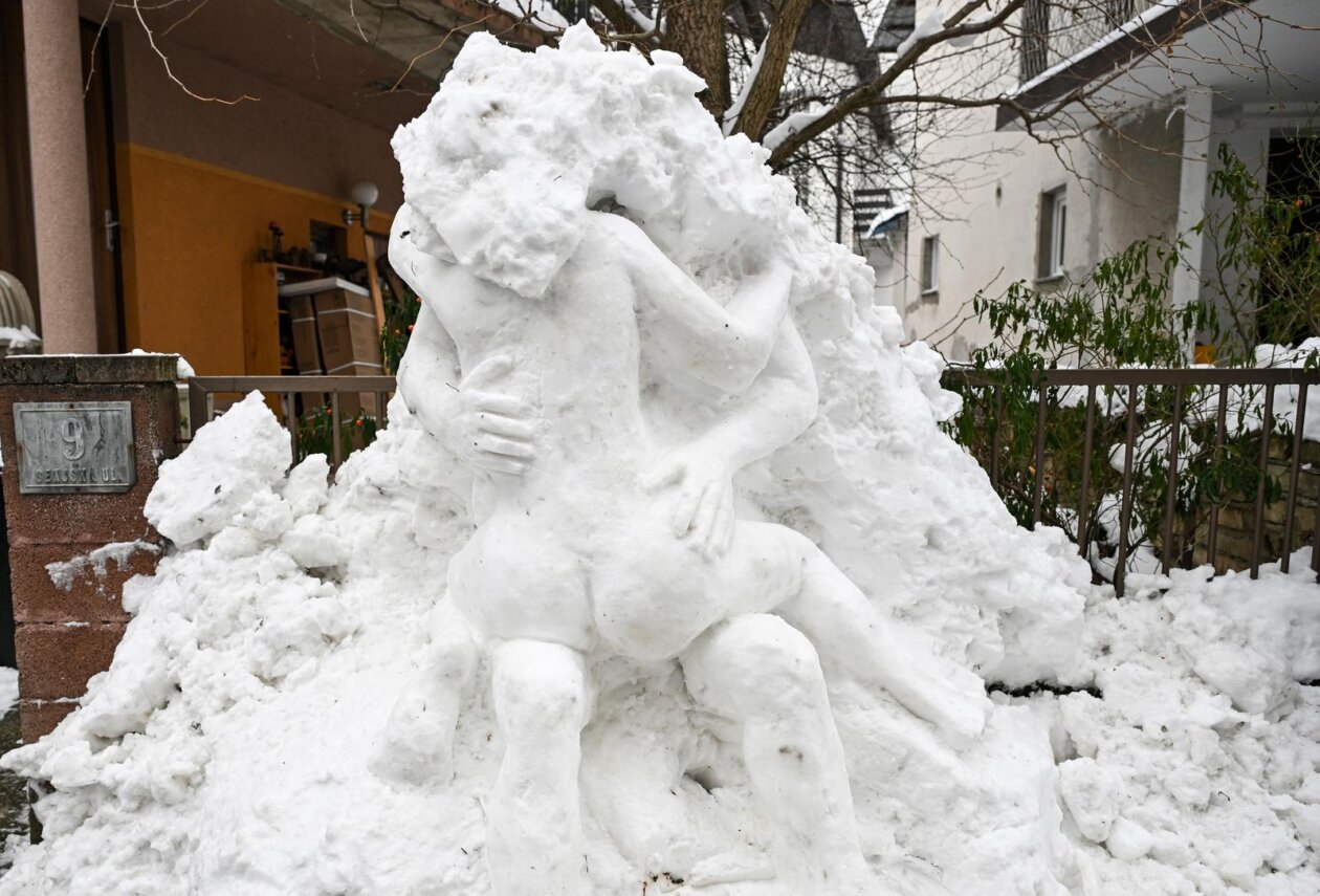 Zagreb:  Erotska skulptura od snijega