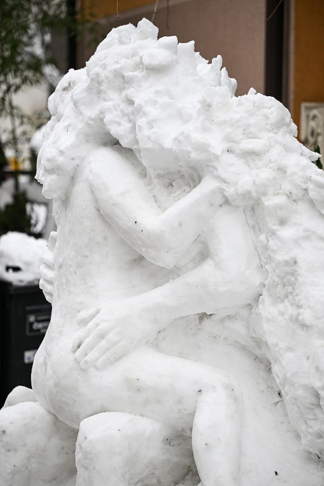 Zagreb:  Erotska skulptura od snijega