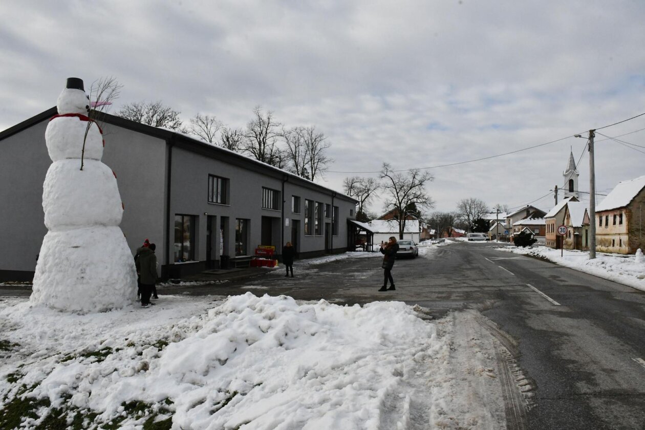 Banovci: Mještani napravili snjegovića visokog sedam i pol metara