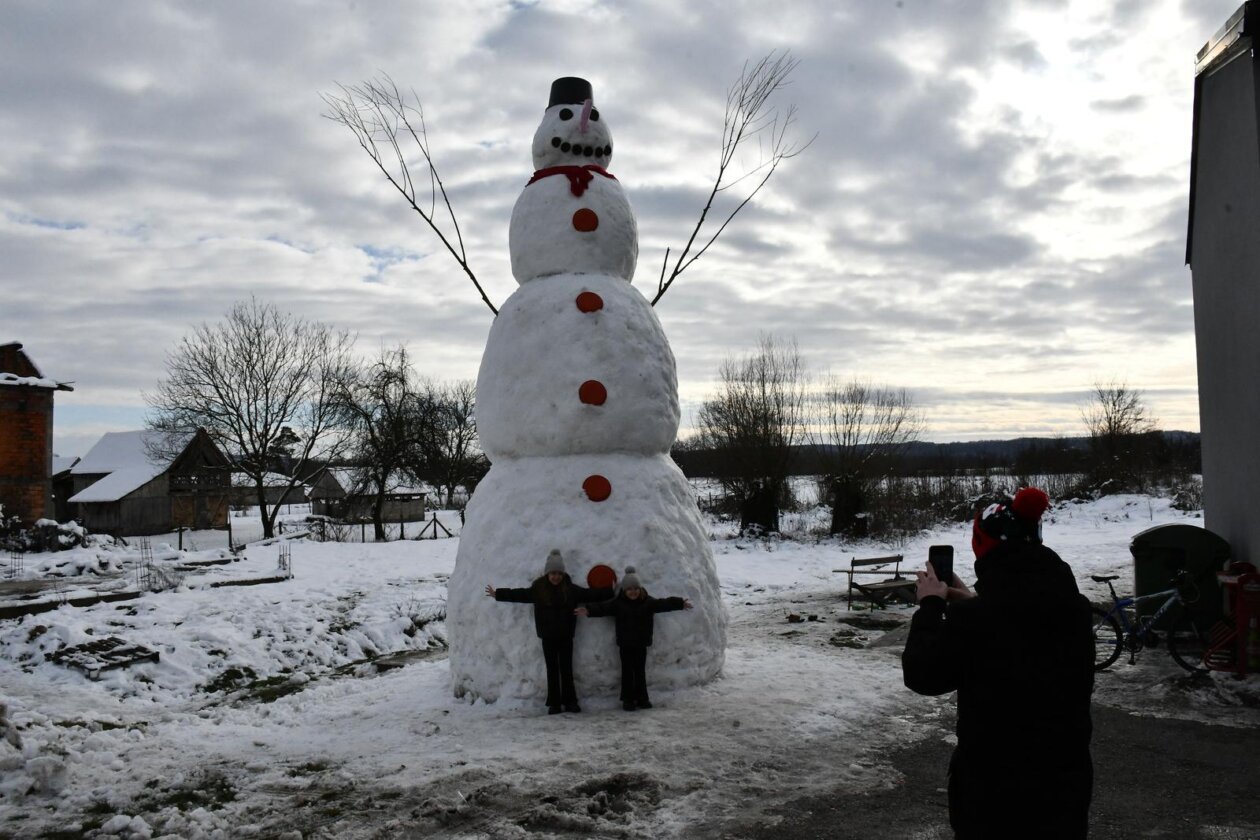 Banovci: Mještani napravili snjegovića visokog sedam i pol metara