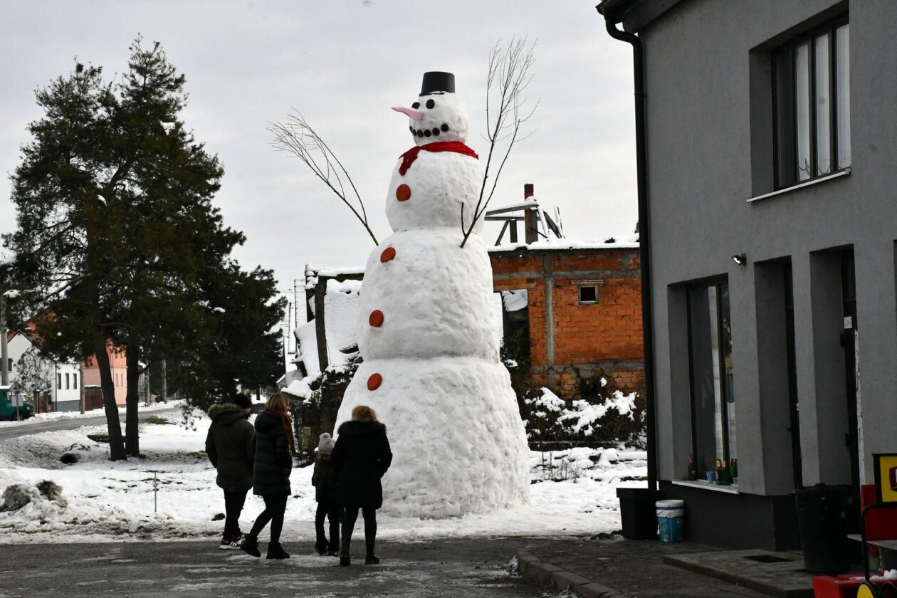 Banovci: Mještani napravili snjegovića visokog sedam i pol metara