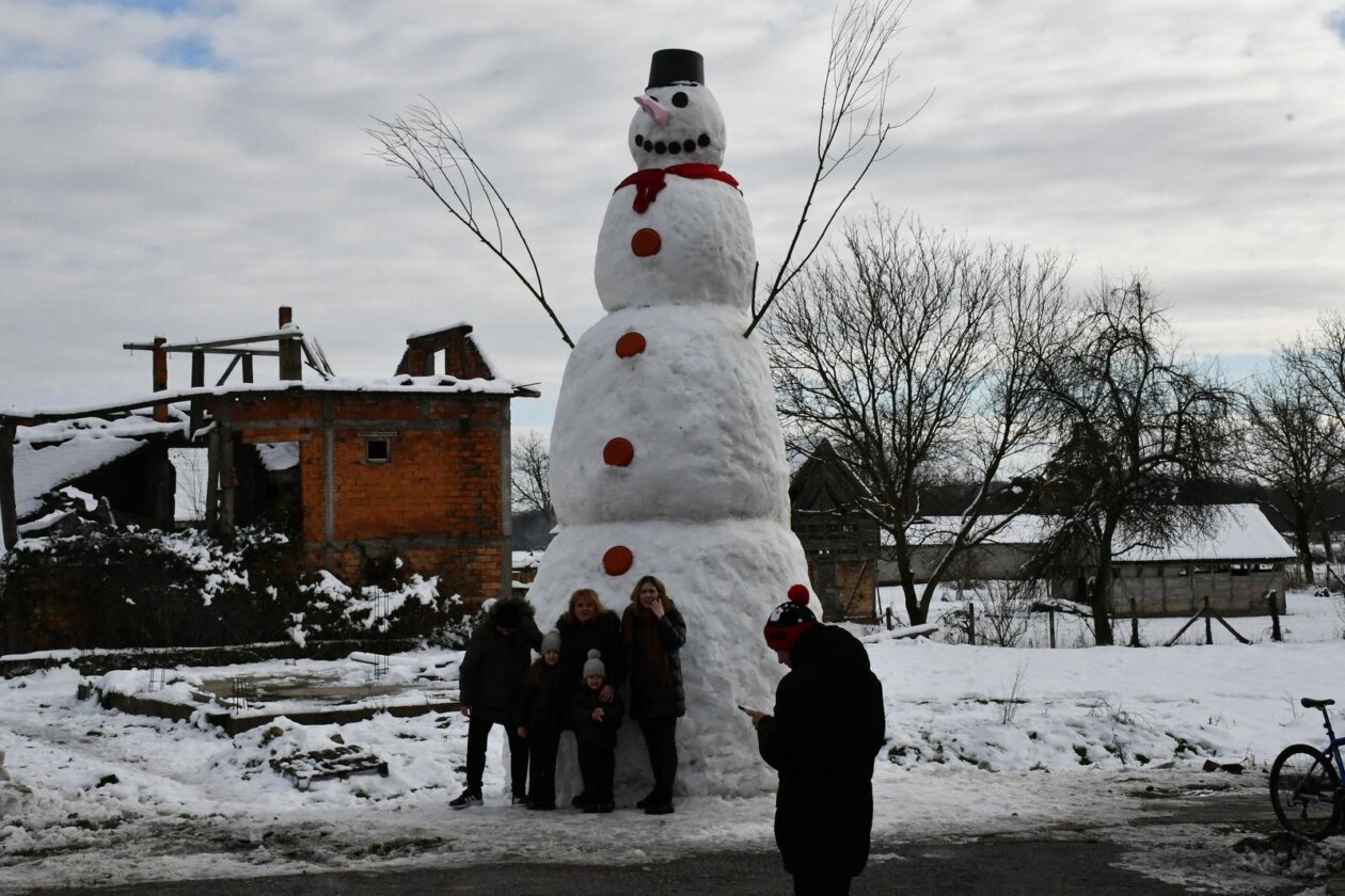 Banovci: Mještani napravili snjegovića visokog sedam i pol metara