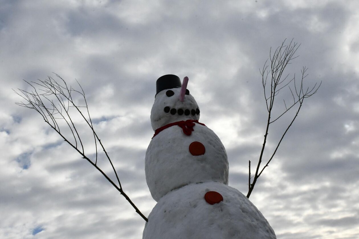 Banovci: Mještani napravili snjegovića visokog sedam i pol metara