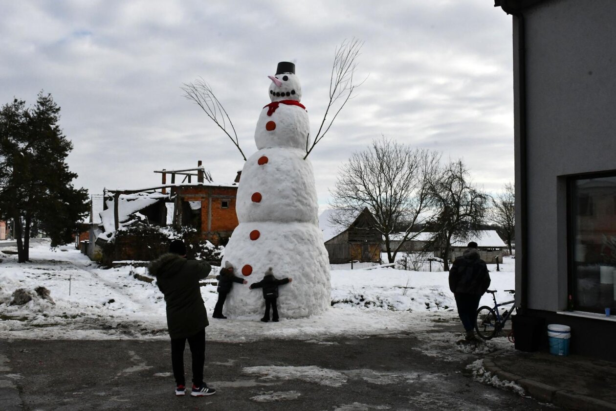 Banovci: Mještani napravili snjegovića visokog sedam i pol metara