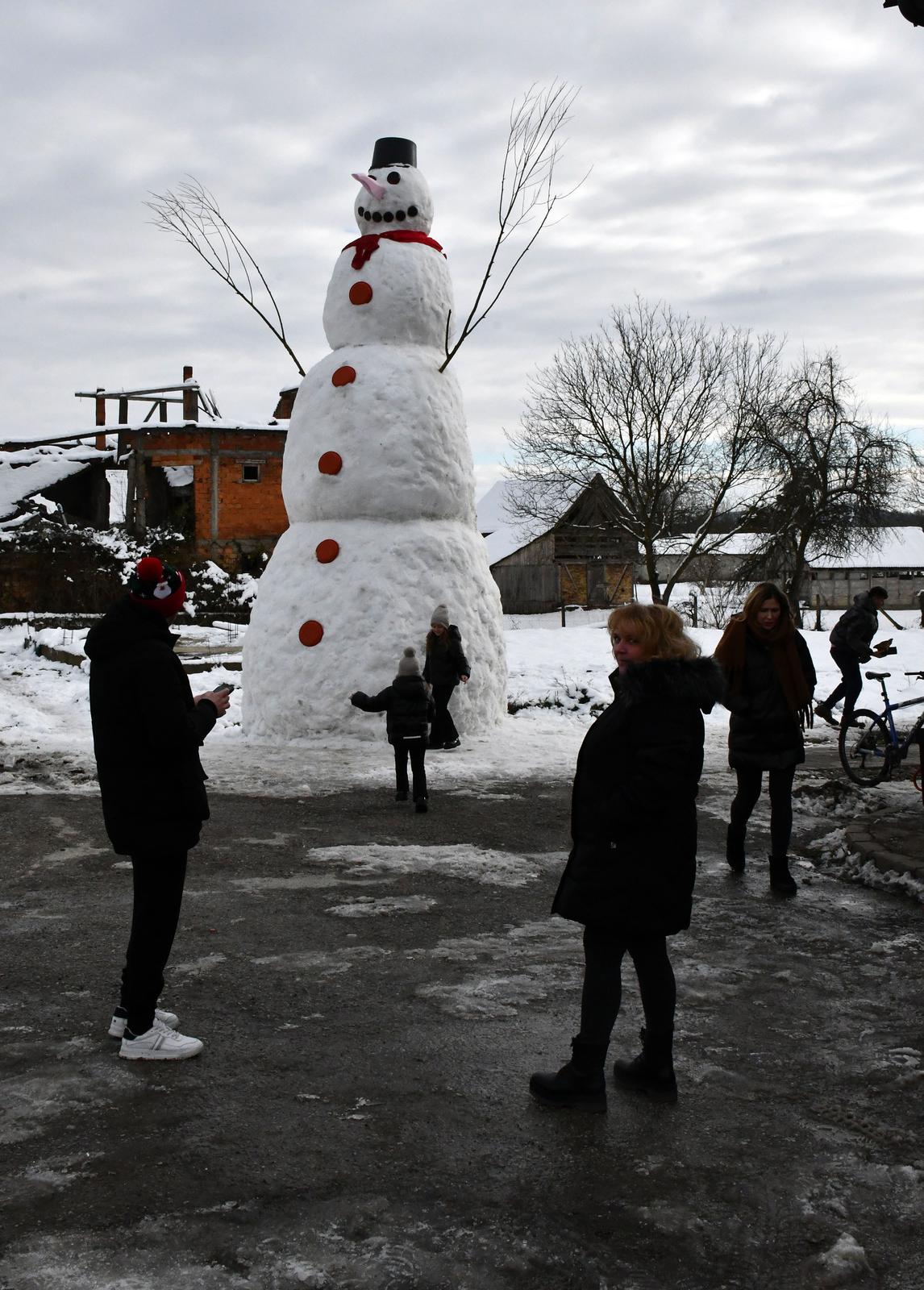 Banovci: Mještani napravili snjegovića visokog sedam i pol metara