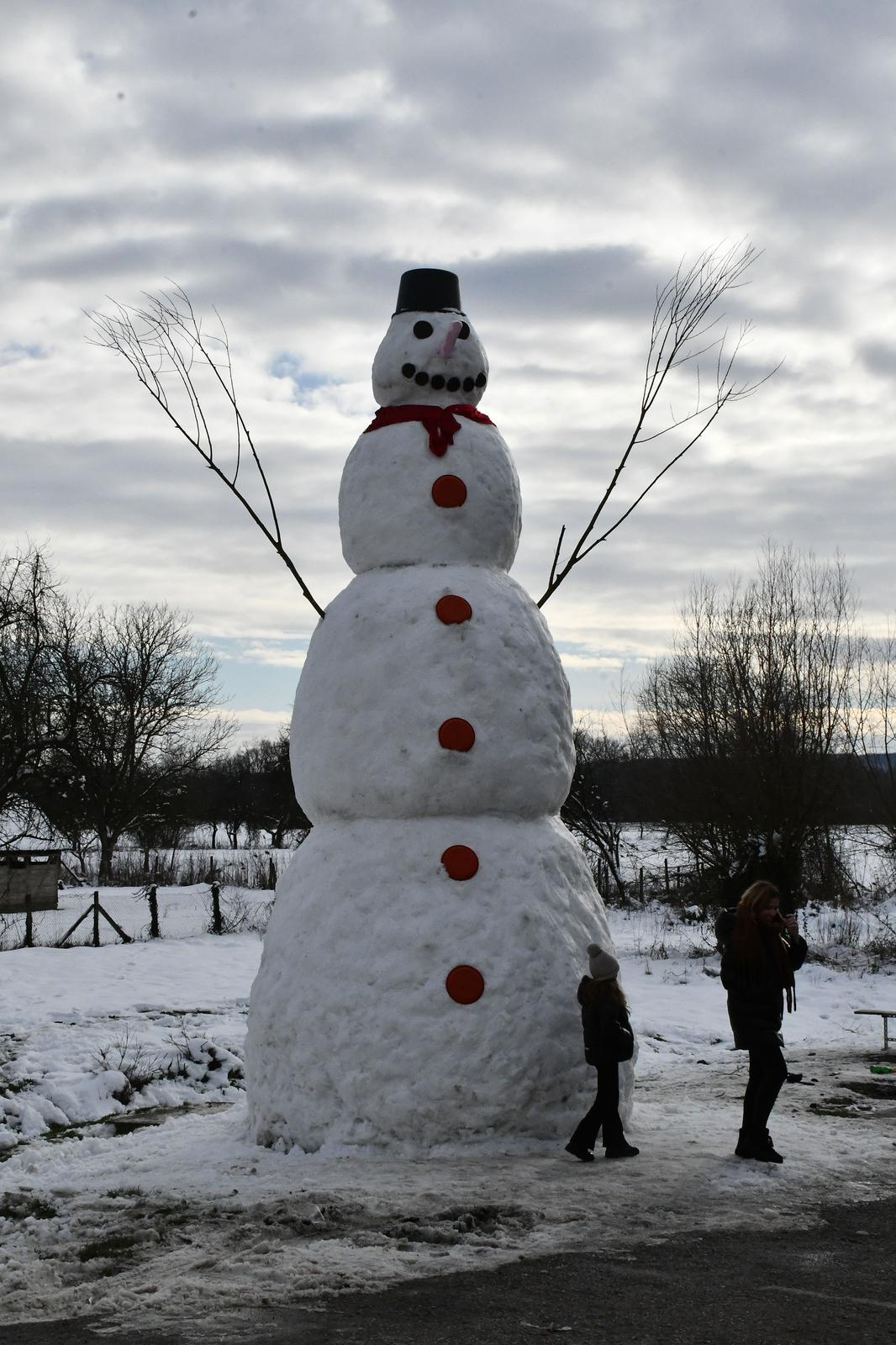 Banovci: Mještani napravili snjegovića visokog sedam i pol metara