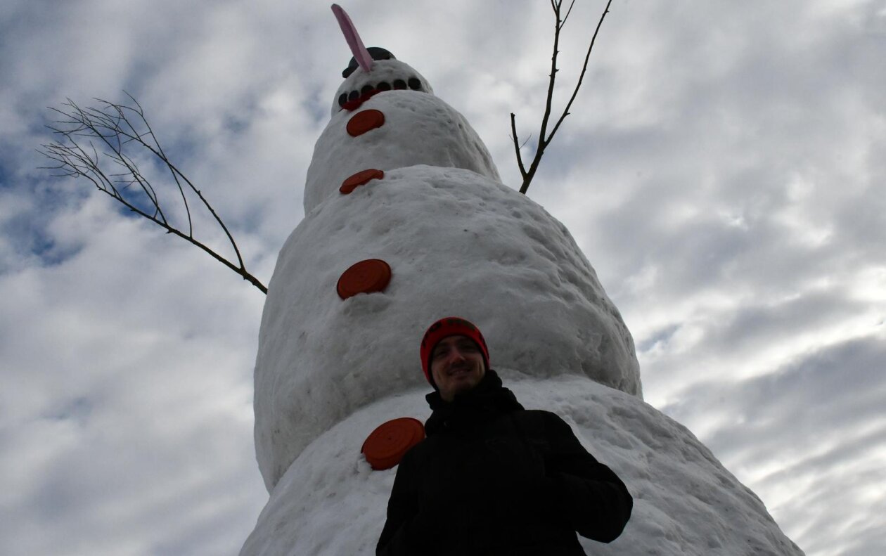 Banovci: Mještani napravili snjegovića visokog sedam i pol metara