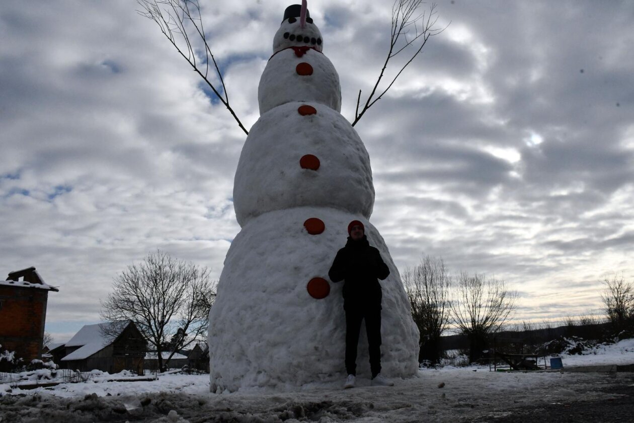 Banovci: Mještani napravili snjegovića visokog sedam i pol metara