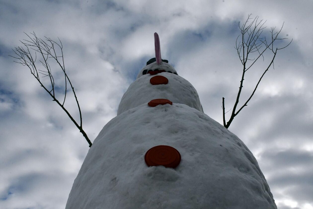 Banovci: Mještani napravili snjegovića visokog sedam i pol metara