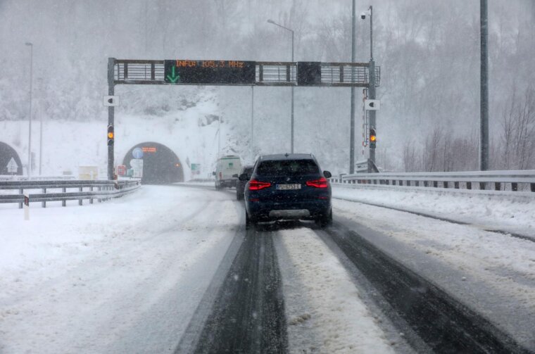 Delnice: Snijeg i jak vjetar otežavaju promet