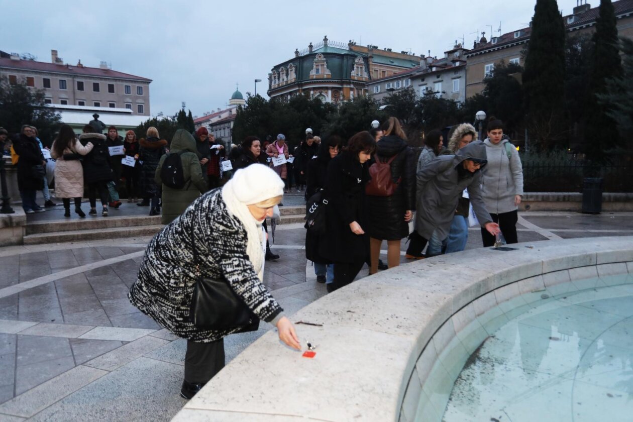 Rijeka: Okupljanje na kojem su se prisutni prisjetili svih ubijenih žena u Hrvatskoj u 2025. godini Rijeka: Okupljanje na kojem su se prisutni prisjetili svih ubijenih žena u Hrvatskoj u 2025. godini
